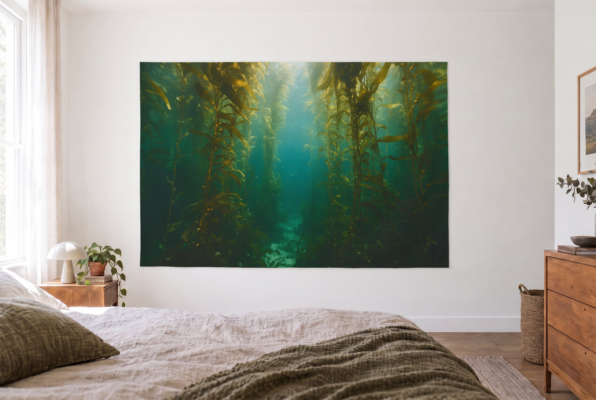 Wandtuch Unterwasserwald aus Seetang im hellen Schlafzimmer gegenüber dem Bett, rechts eine Holzkommode – Grün Blau