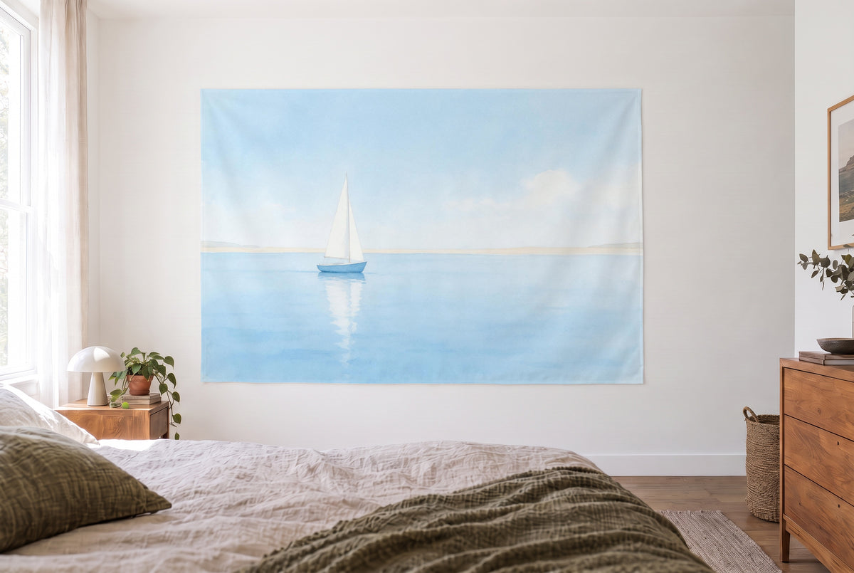 Wandtuch Segelboot auf ruhigem Wasser im hellen Schlafzimmer gegenüber dem Bett, rechts eine Holzkommode – Blau und Weiss
