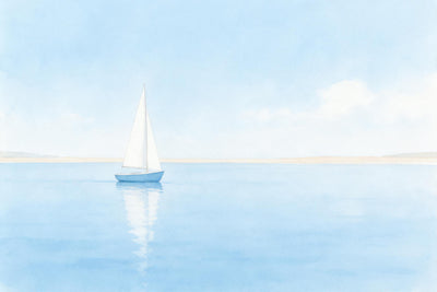 Segelboot mit weissen Segeln links auf ruhigem blauem Wasser vor Sandufer, als Wandtuch, auf Stoff gedruckt – Blau und Weiss