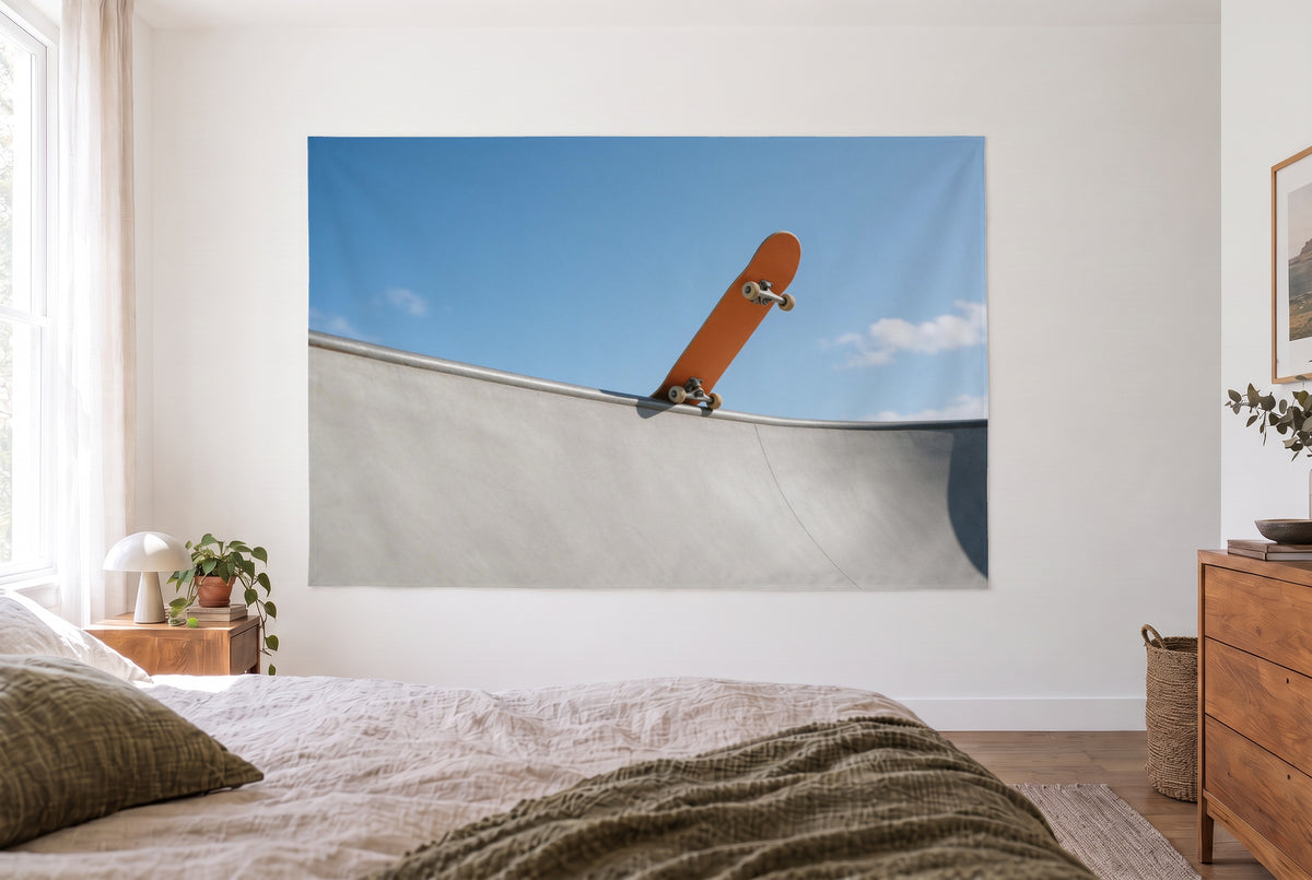 Wandtuch Skateboard in der Halfpipe im hellen Schlafzimmer gegenüber dem Bett, rechts eine Holzkommode – Grau und Blau