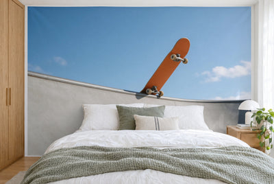 Bedruckter Stoff im XXL-Format: orangenes Skateboard rechts auf der Halfpipe, Beton und Himmel, wandfüllend hinter dem Bett