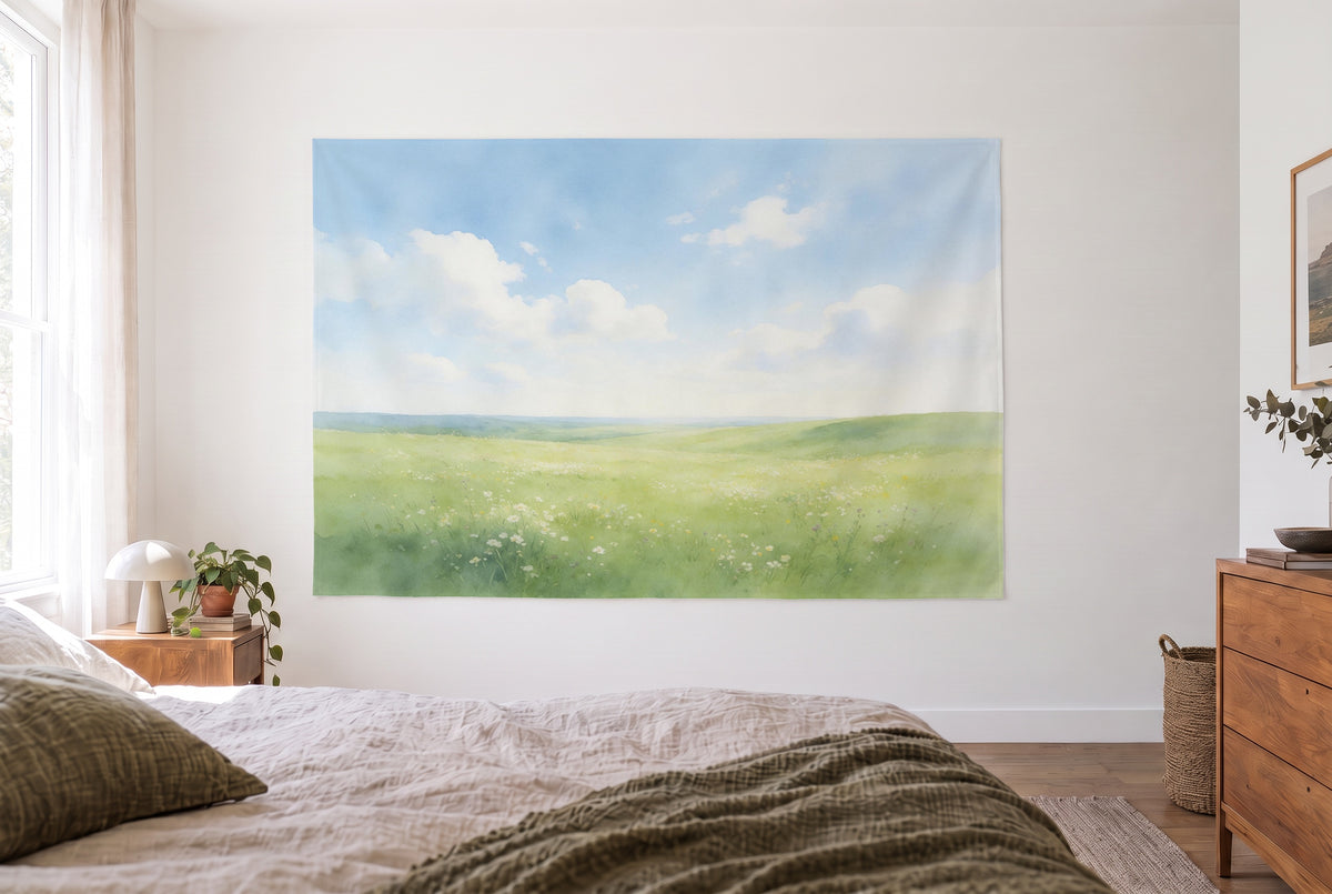 Wandtuch Sommerwiese unter Cumuluswolken im hellen Schlafzimmer gegenüber dem Bett, rechts eine Holzkommode – Grün und Blau
