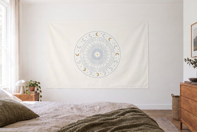 Wandtuch Sonnen-Mandala mit Mond und Sternen im Schlafzimmer gegenüber dem Bett, rechts eine Holzkommode – Blau und Ocker