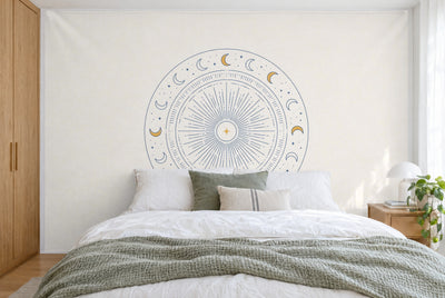 Bedruckter Stoff im XXL-Format: rundes Sonnen-Mandala mit Mondsicheln und Sternen mittig, wandfüllend hinter dem Bett
