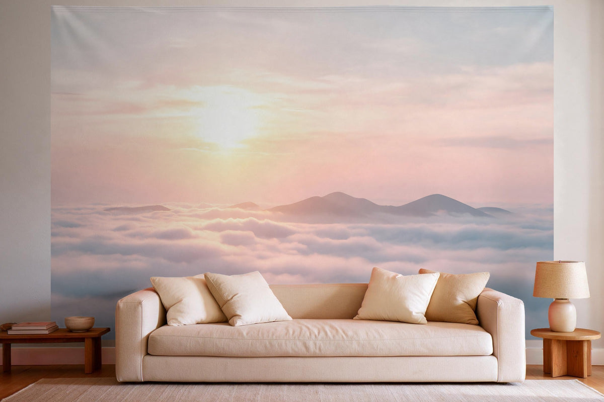 Déco murale dans un salon lumineux au-dessus du canapé : tenture murale Lever du soleil sur la mer de nuages, imprimée sur tissu
