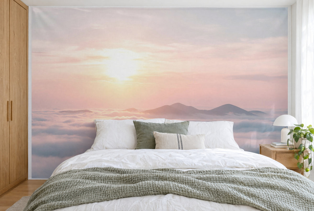 Grande tenture murale Lever du soleil sur la mer de nuages dans la chambre, sur tout le mur derrière le lit – tapisserie en tissu