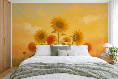 Bedruckter Stoff im XXL-Format: drei Sonnenblumen und Dahlien in der Mitte vor goldenem Himmel, wandfüllend hinter dem Bett