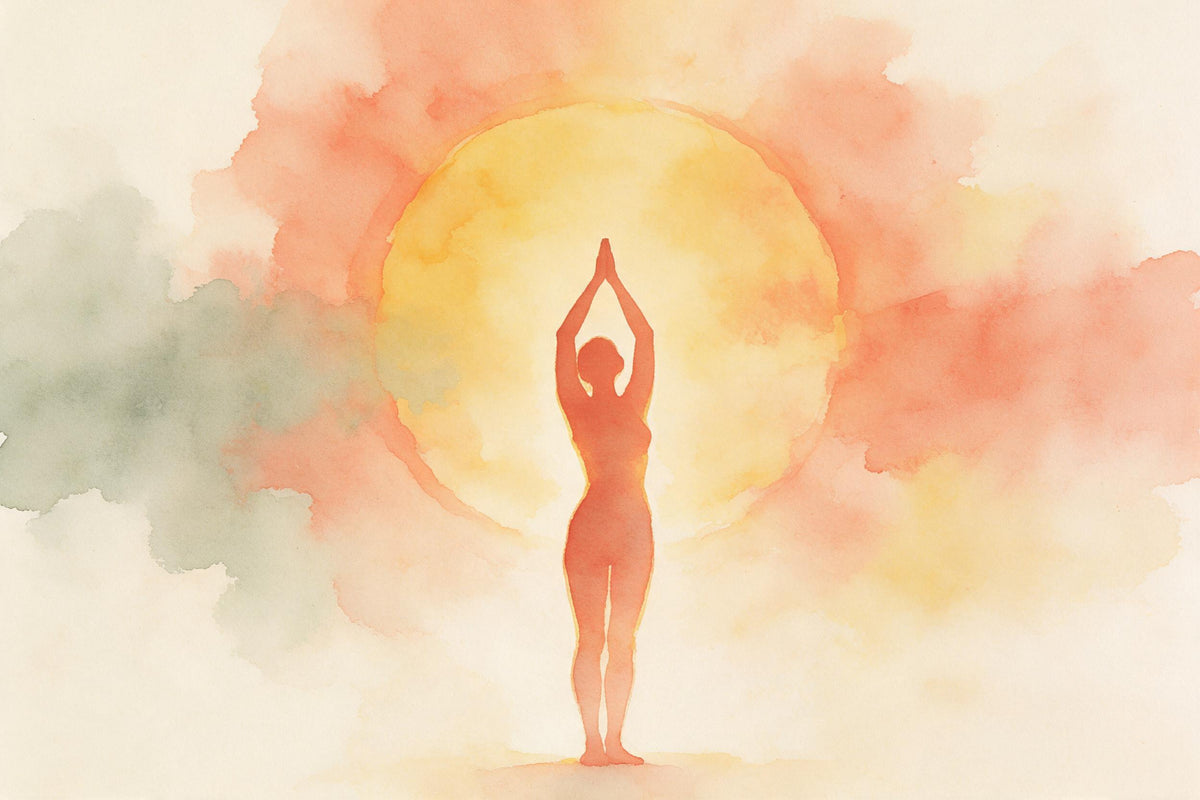 Silhouette bras levés en salutation devant un grand soleil aquarelle, tenture murale imprimée sur tissu – jaune, corail
