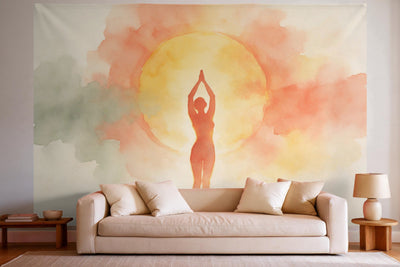 Déco murale dans un salon lumineux au-dessus du canapé : tenture murale Salutation au soleil à l’aquarelle, imprimée sur tissu