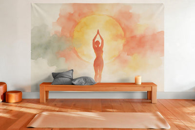 Tenture murale XXL Salutation au soleil à l’aquarelle en déco murale dans une salle de yoga