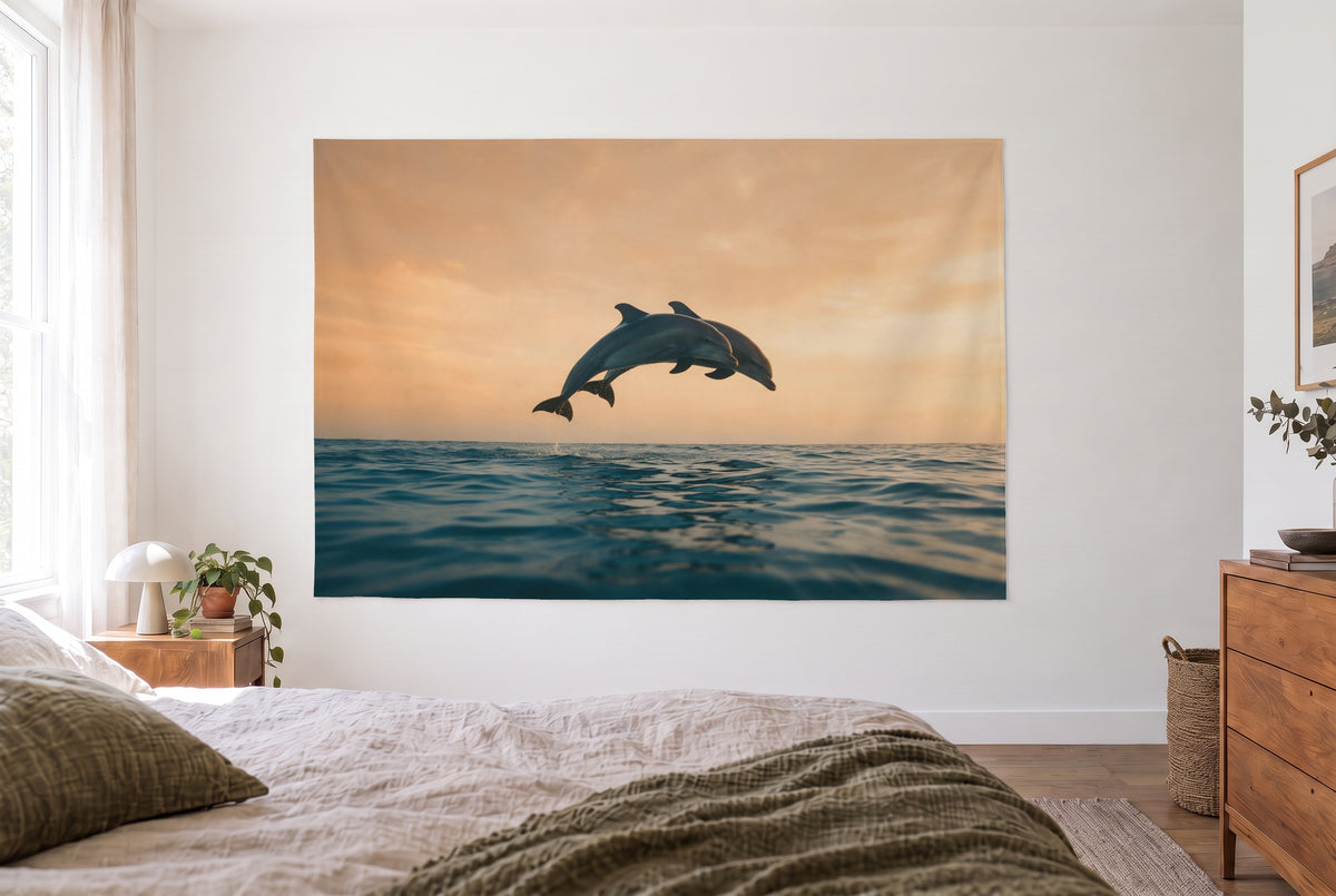 Wandtuch Springende Delfine über dem Meer im hellen Schlafzimmer gegenüber dem Bett, rechts eine Holzkommode – Orange