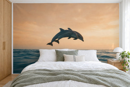 Bedruckter Stoff im XXL-Format: zwei Delfine mittig über dem Horizont, darunter blaues Meer, wandfüllend hinter dem Bett