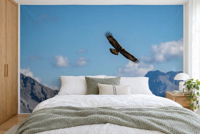 Tissu imprimé XXL : aigle royal un peu à droite du centre au-dessus des chaînes de montagnes, mur entier derrière le lit