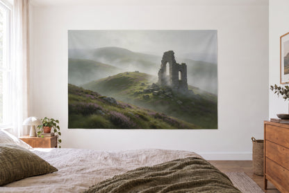 Wandtuch Steinruine im Nebel im hellen Schlafzimmer gegenüber dem Bett, rechts eine Holzkommode – Grün und Grau