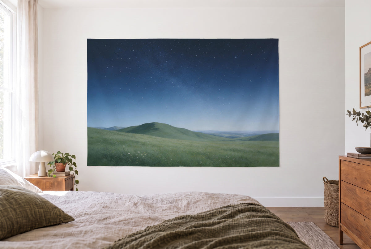Wandtuch Sternenhimmel über Almwiese im hellen Schlafzimmer gegenüber dem Bett, rechts eine Holzkommode – Blau und Grün