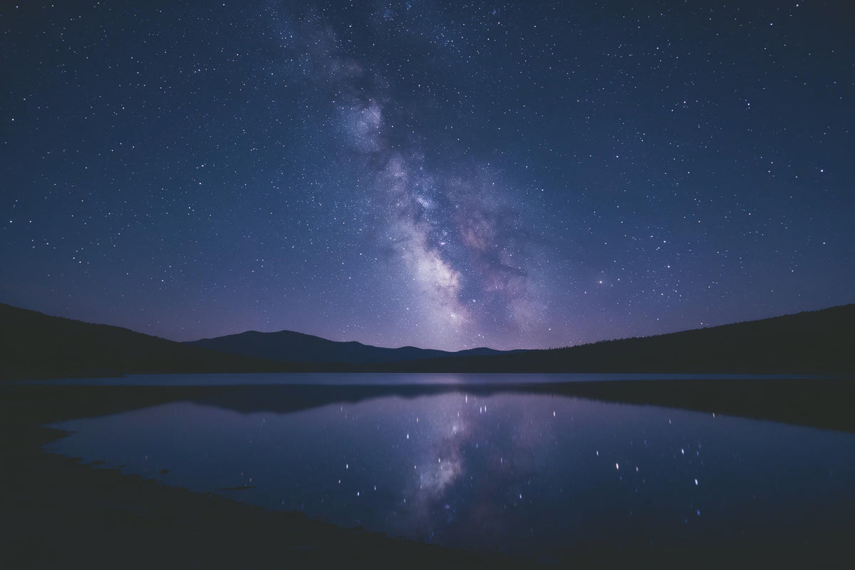 Sternenhimmel über Bergsee mit Milchstrasse und Spiegelung, als Wandtuch, auf Stoff gedruckt – Blau und Violett