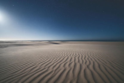 Weiter Dünenstrand unter Sternenhimmel mit Sandwellen zum Horizont, als Wandtuch, auf Stoff gedruckt – Blau und Beige