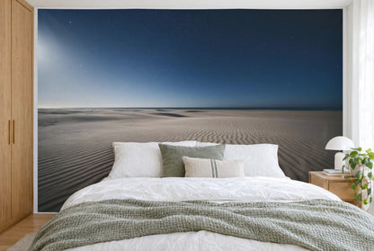 Bedruckter Stoff im XXL-Format: Dünenstrand mit Sandwellen und Sternenhimmel, wandfüllend hinter dem Bett