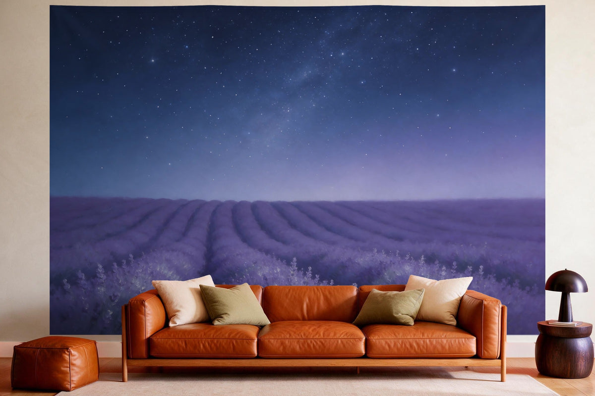 Tapiz de pared XXL Cielo estrellado sobre campo de lavanda como decoración en un salón acogedor sobre el sofá de cuero