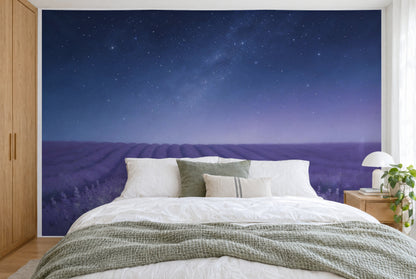 Bedruckter Stoff im XXL-Format: Lavendelfeld und Sternenhimmel mit Milchstrasse, wandfüllend hinter dem Bett