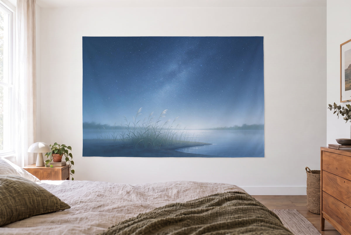 Wandtuch Sternenhimmel über Schilfufer im hellen Schlafzimmer gegenüber dem Bett, rechts eine Holzkommode – Blau und Grün