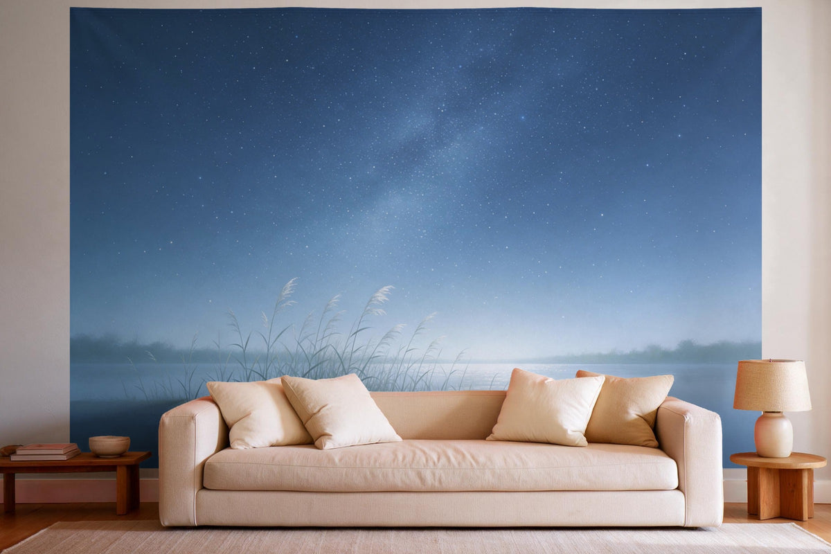Tapiz de pared XXL Cielo estrellado sobre orilla de juncos como decoración en un salón luminoso sobre el sofá