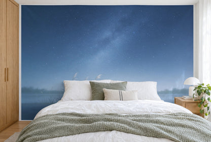 Bedruckter Stoff im XXL-Format: Sternenhimmel und Schilf links vorn am Ufer, wandfüllend hinter dem Bett