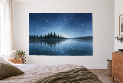 Tapiz cielo estrellado lago forestal en el dormitorio claro frente a la cama, cómoda de madera a la derecha – azul y verde