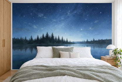 Tela impresa XXL: amplio cielo estrellado arriba, abetos y lago forestal en calma abajo, llenando la pared tras la cama