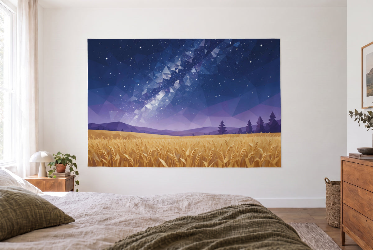 Wandtuch Sternenhimmel über Weizenfeld im hellen Schlafzimmer gegenüber dem Bett, rechts eine Holzkommode – Blau