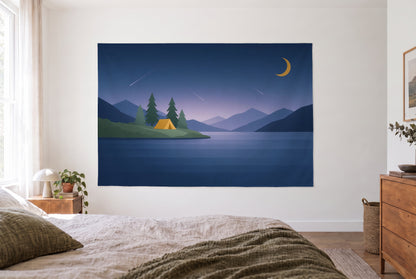 Wandtuch Sternenhimmel über dem Zeltplatz im hellen Schlafzimmer gegenüber dem Bett, rechts eine Holzkommode – Blau und Grün