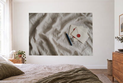 Tenture nature morte stylo plume et cachet de cire, chambre claire face au lit – beige, rouge et bleu