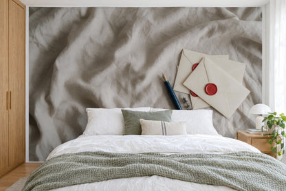 Tissu imprimé XXL : stylo plume et lettres scellées de rouge à droite, plis de lin à gauche, mur entier derrière le lit