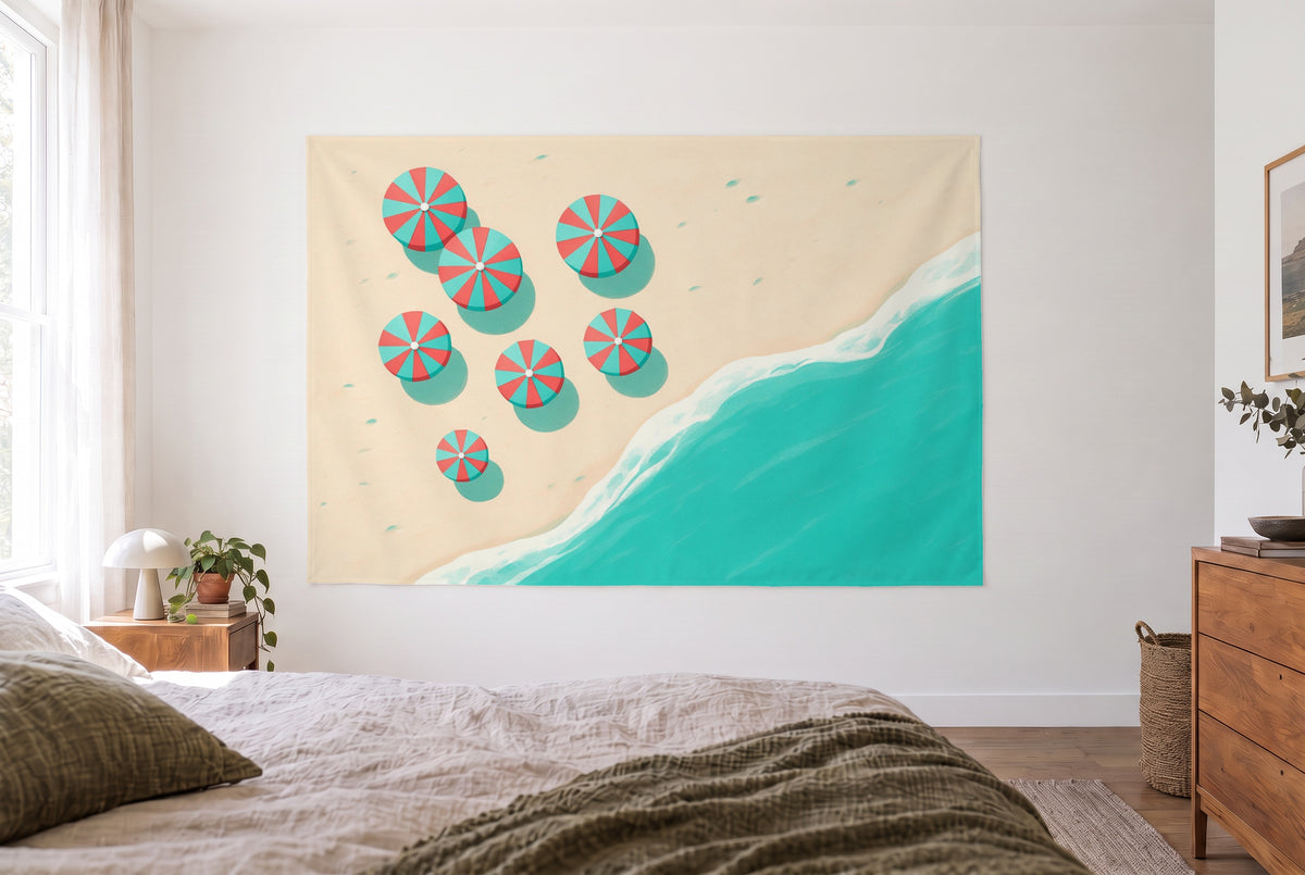 Wandtuch Strand mit Sonnenschirmen im hellen Schlafzimmer gegenüber dem Bett, rechts eine Holzkommode – Türkis und Beige