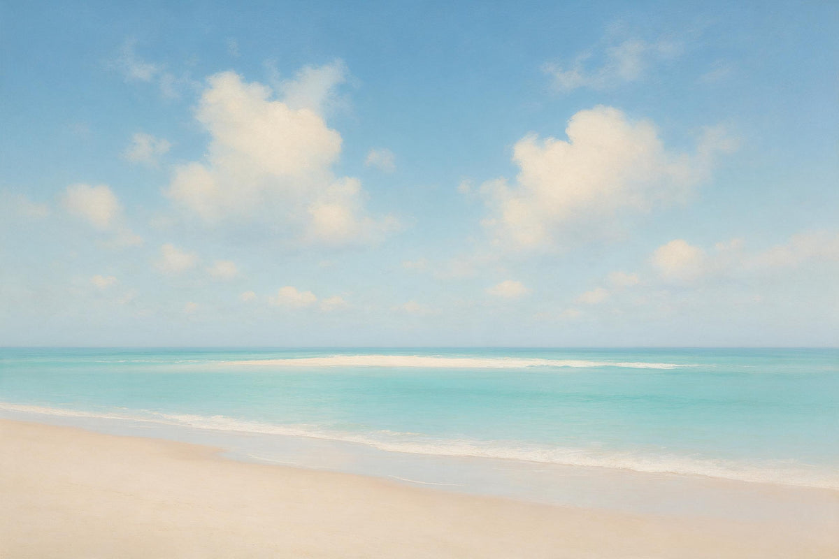 Strand unter blauem Wolkenhimmel mit türkisem Meer und hellem Sand, als Wandtuch, auf Stoff gedruckt – Blau und Beige