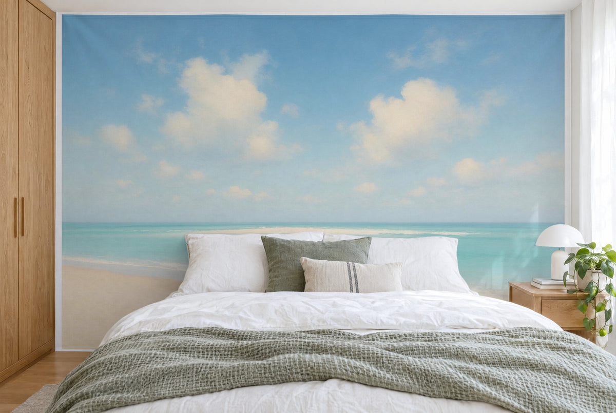Bedruckter Stoff im XXL-Format: Strand unter blauem Wolkenhimmel mit Meer und hellem Sand, wandfüllend hinter dem Bett
