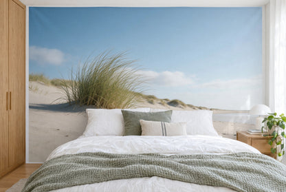 Bedruckter Stoff im XXL-Format: Strandhaferbüschel links auf heller Sanddüne, viel Himmel, wandfüllend hinter dem Bett