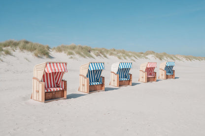 Strandkorb-Idylle mit fünf rot und blau gestreiften Körben vor Dünen, als Wandtuch, auf Stoff gedruckt – Blau und Rot