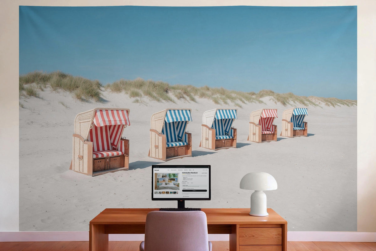 Wanddeko im Büro hinter dem Schreibtisch: Wandtuch Strandkorb-Idylle am Dünenstrand, auf Stoff gedruckt