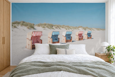 Bedruckter Stoff im XXL-Format: fünf gestreifte Strandkörbe in schräger Reihe vor Dünen, wandfüllend hinter dem Bett