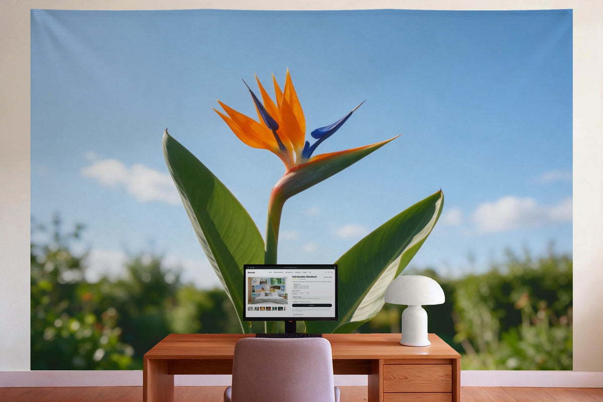 Wanddeko im Büro hinter dem Schreibtisch: Wandtuch Strelitzienblüte vor hellem Himmel, auf Stoff gedruckt