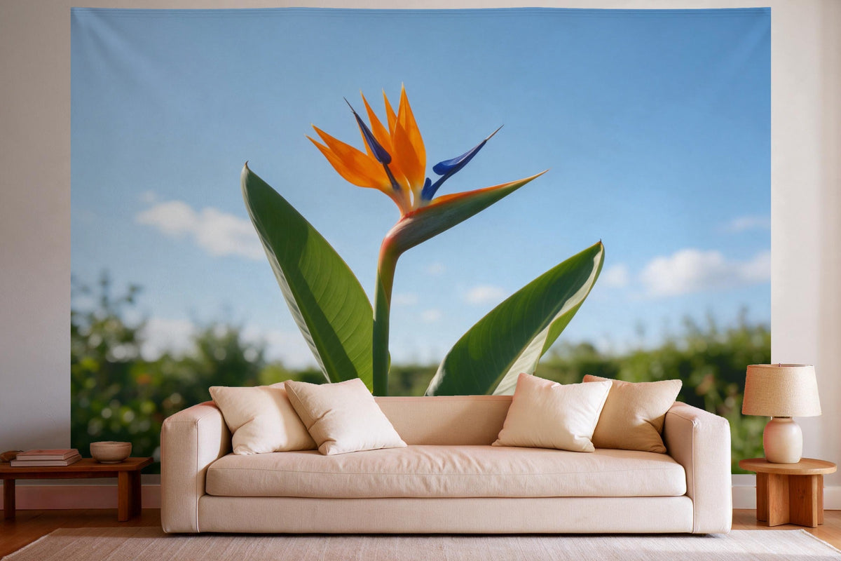 Wandtuch XXL Strelitzienblüte vor hellem Himmel als Wanddeko im hellen Wohnzimmer über dem Sofa