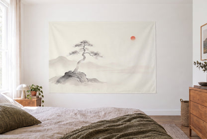 Wandtuch Kiefer im Nebel im hellen Schlafzimmer gegenüber dem Bett, rechts eine Holzkommode – Grau, Weiss und Rot
