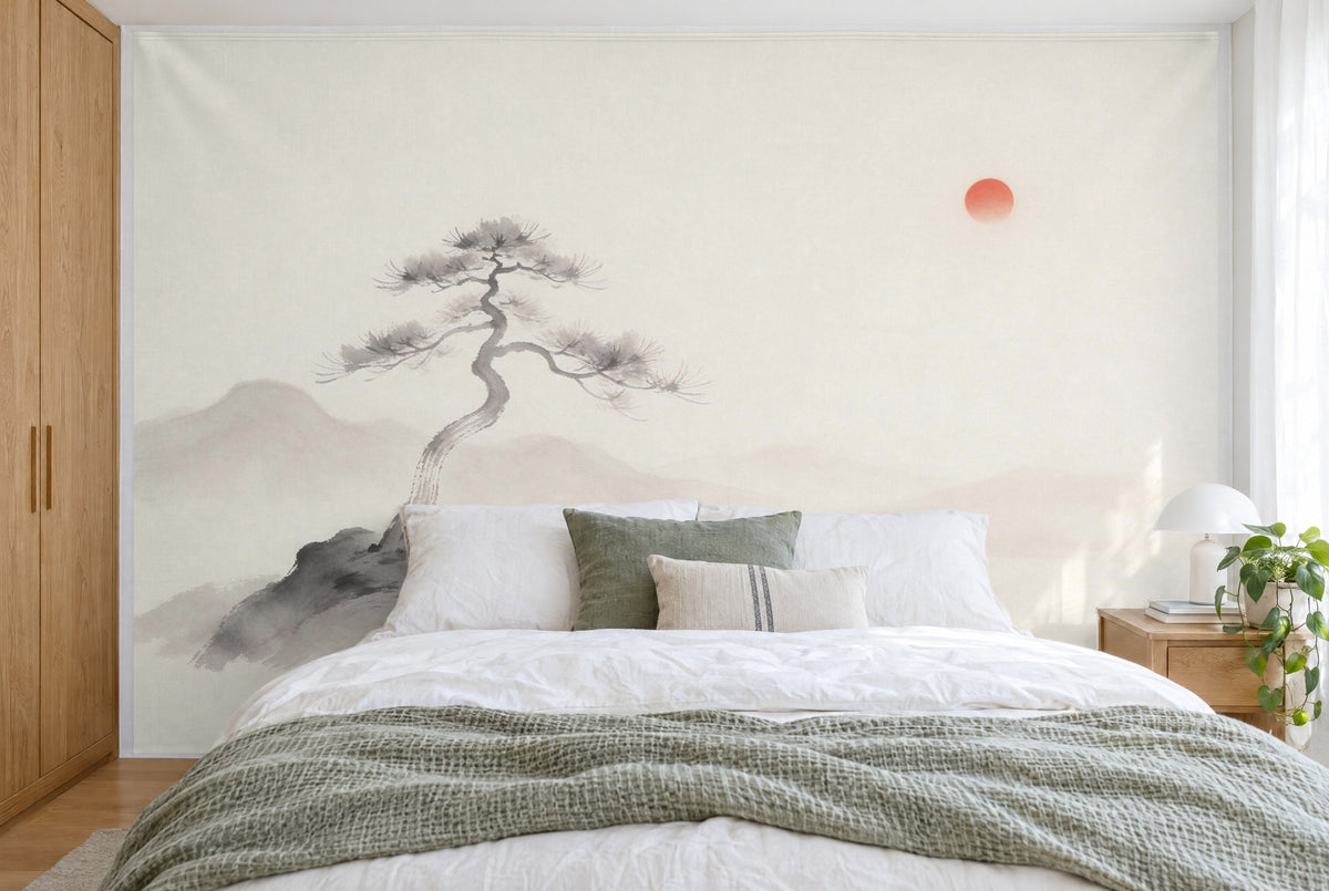 Bedruckter Stoff im XXL-Format: Sumi-e-Kiefer mit roter Sonne auf viel Weissraum, wandfüllend hinter dem Doppelbett