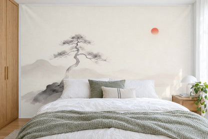 Bedruckter Stoff im XXL-Format: Sumi-e-Kiefer mit roter Sonne auf viel Weissraum, wandfüllend hinter dem Doppelbett