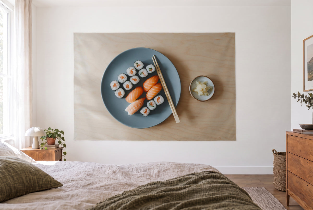 Wandtuch Sushi-Auswahl von oben im hellen Schlafzimmer gegenüber dem Bett, rechts eine Holzkommode – Rosa und Braun