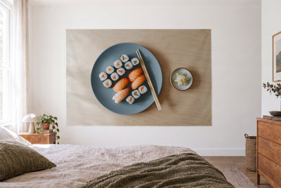 Wandtuch Sushi-Auswahl von oben im hellen Schlafzimmer gegenüber dem Bett, rechts eine Holzkommode – Rosa und Braun
