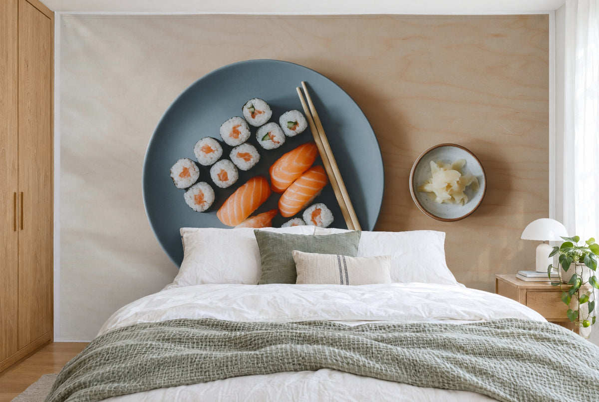 Bedruckter Stoff im XXL-Format: Sushi-Platte mit Nigiri und Maki mittig auf hellem Holz, wandfüllend hinter dem Bett