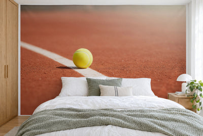 Tissu imprimé XXL : balle de tennis jaune à gauche sur ligne blanche dans l'argile rouge, couvrant le mur derrière le lit