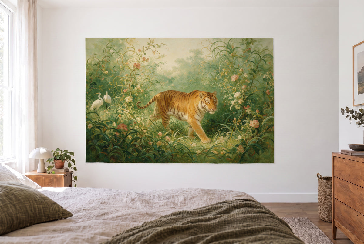 Tapiz tigre entre enredaderas en flor en dormitorio claro frente a la cama, cómoda de madera a la derecha – verde y naranja